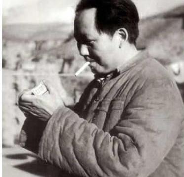 🌞1964年，伟人在开会时，看到了正在抽雪茄的李先念，李先念随手递给了伟人