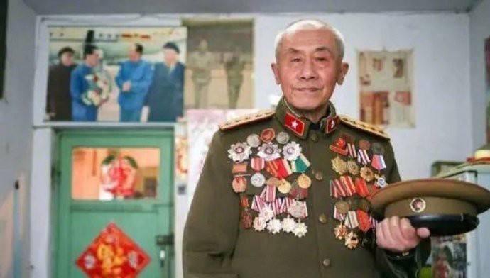 肖万世，一生战功彪炳，荣立一等、二等12次，勋章56枚。他以一己之力，勇闯日军炮