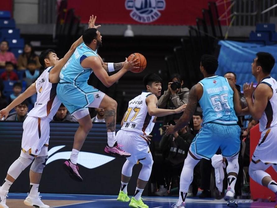 青岛队和深圳队。🏀青岛崂山啤酒队·近期战绩：截至第19轮，战绩为1
