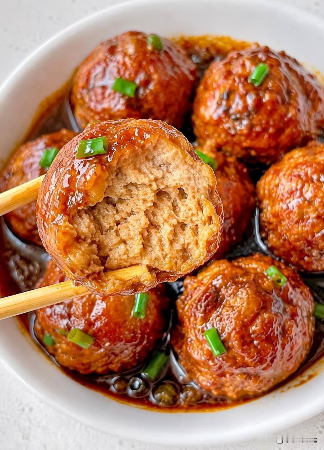很多人纳闷，同样食材、同款调料，自家炒出来味道平平，饭店做的鲜香入味。其实差距不