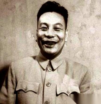 那次在车上，他没憋住。一车的人，司机、副官、侍卫，谁都闻到了，但谁都没吭声。车