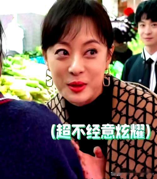 女星闲聊时被提醒“看镜头”，瞬间切换到专业营业状态，笑容和姿态都精准到位，展现了