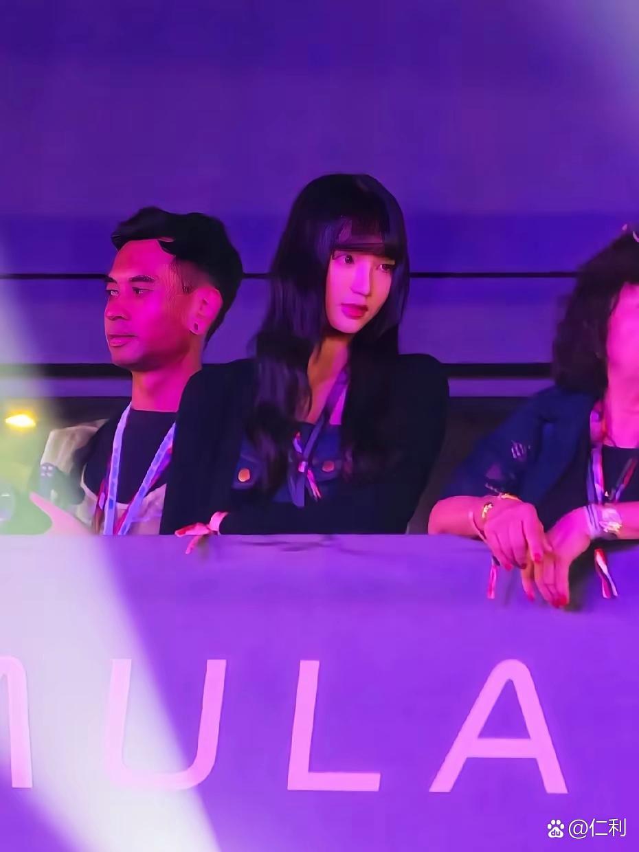 林俊杰的女友七七，现身新加坡F1，陪男友演出！据说这姑娘是2001年出生的，今年才25岁，大学毕业没