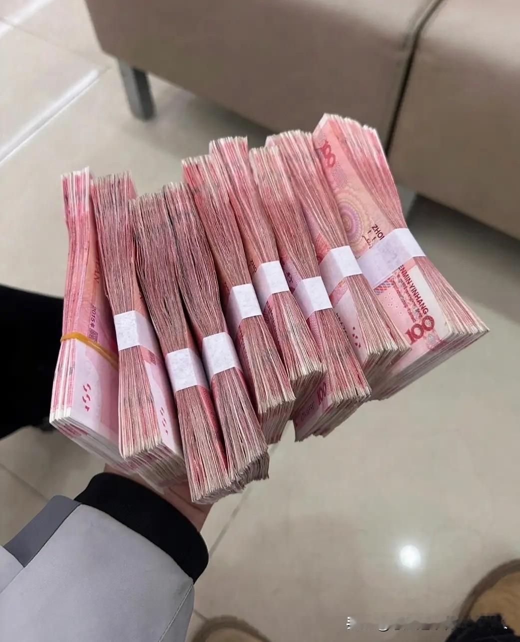 奉劝大伙儿，年底这三件事千万别急着做！第一别买车。年底车企冲业绩看着优惠多，