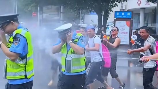 清水变“利刃”!万人狂欢的泼水节,为何成了伤人闹剧的修罗场?