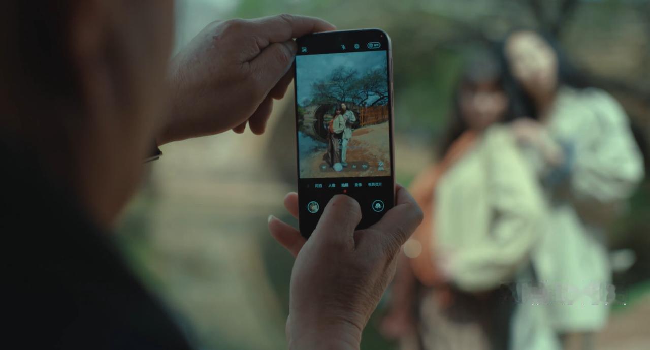 出门旅行，大家都想用照片留住美好，但很多人都有拍照困扰。要么对着美景不知道怎么摆