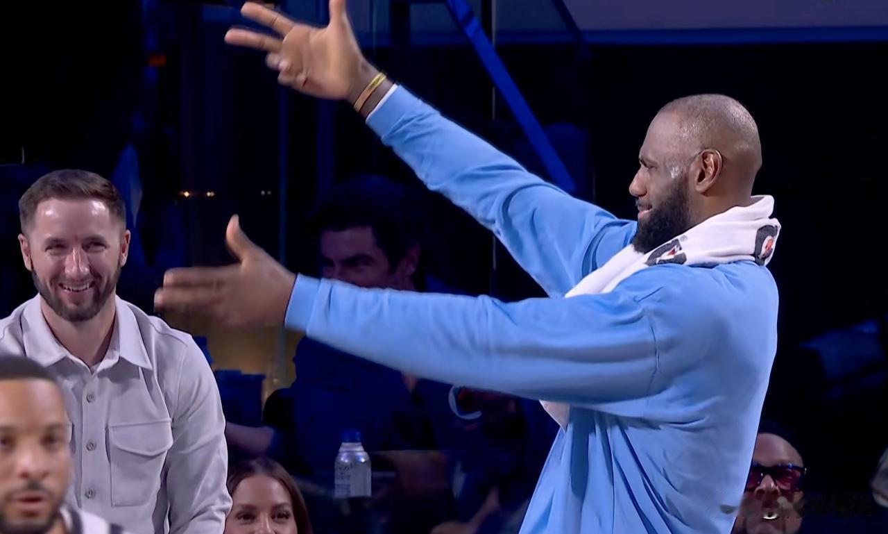 看嗨詹姆斯！伦纳德杀疯了！今天迎来NBA全明星正赛，在条纹队VS世界队时，伦