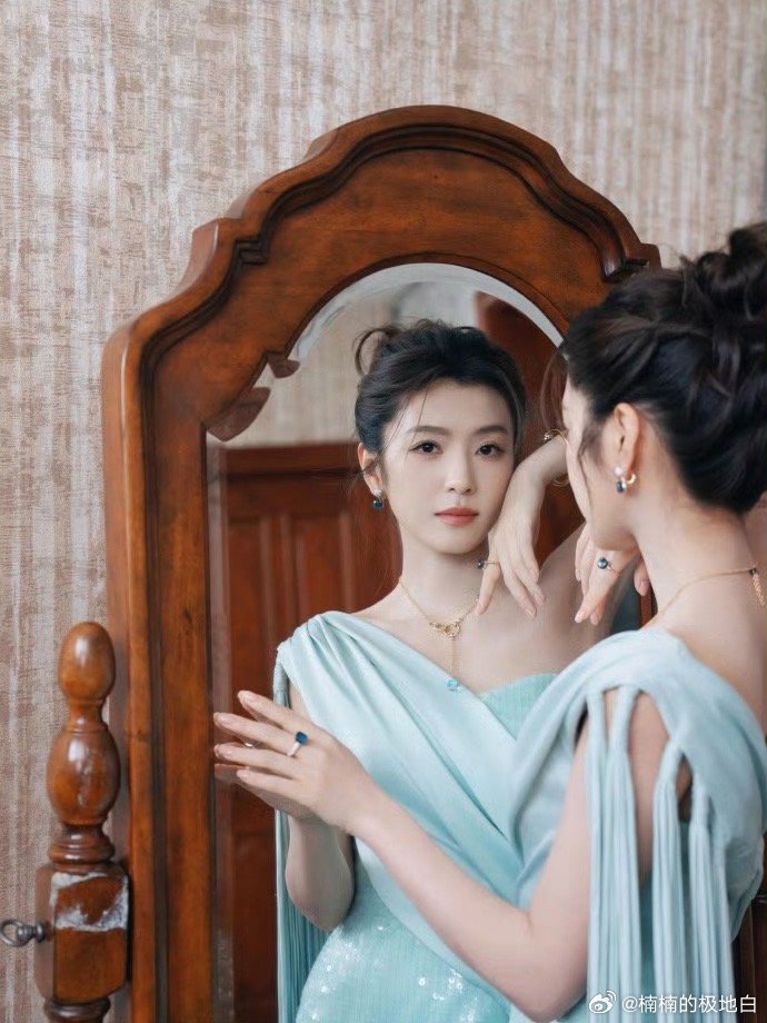 李云霄东方美人亮片流苏随动作轻晃，斜肩裙显优雅，她身上的东方美是清爽秀雅的，温