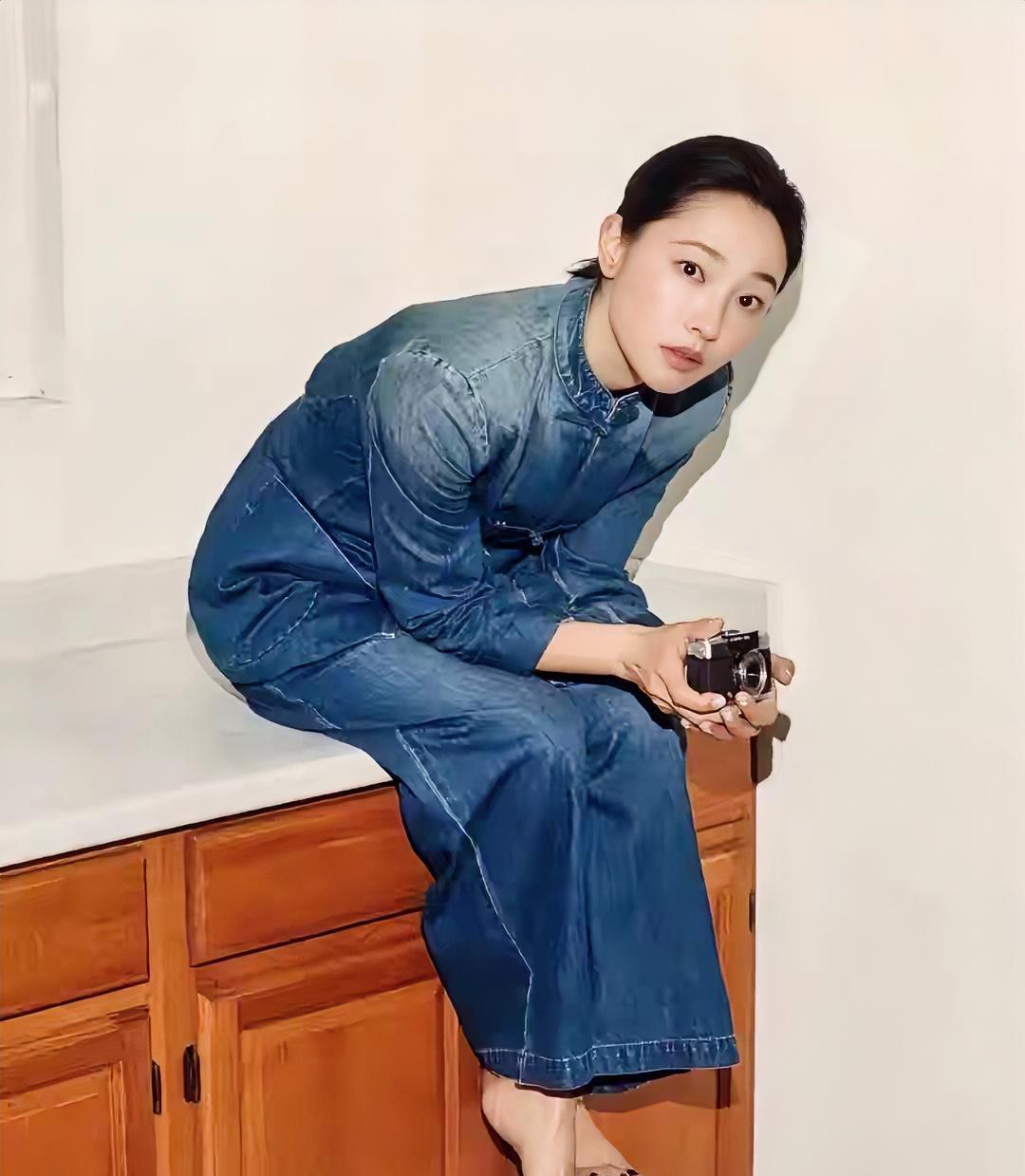 脚指甲涂上大红色绝对完美