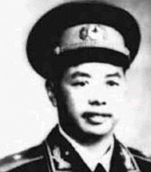 1940年，18岁姑娘为救八路军战士，与其假扮夫妻，43年后早已成长为将军的战士