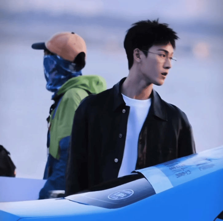 李昀锐眼镜造型​​​