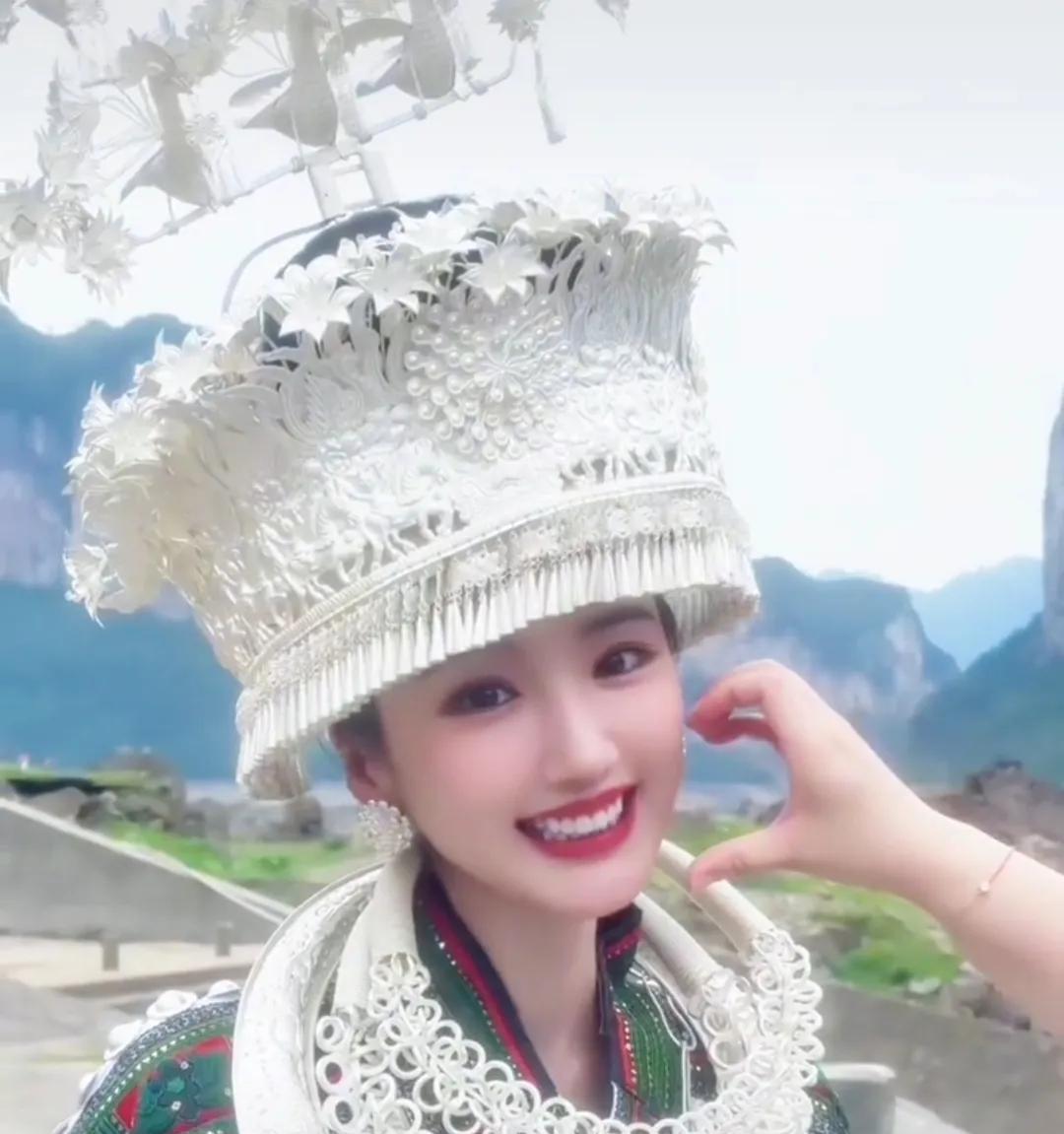 谁能想象毛晓彤已经45岁啦，看起来像26岁一样漂亮，毛晓彤宛如一颗独特的星辰，散