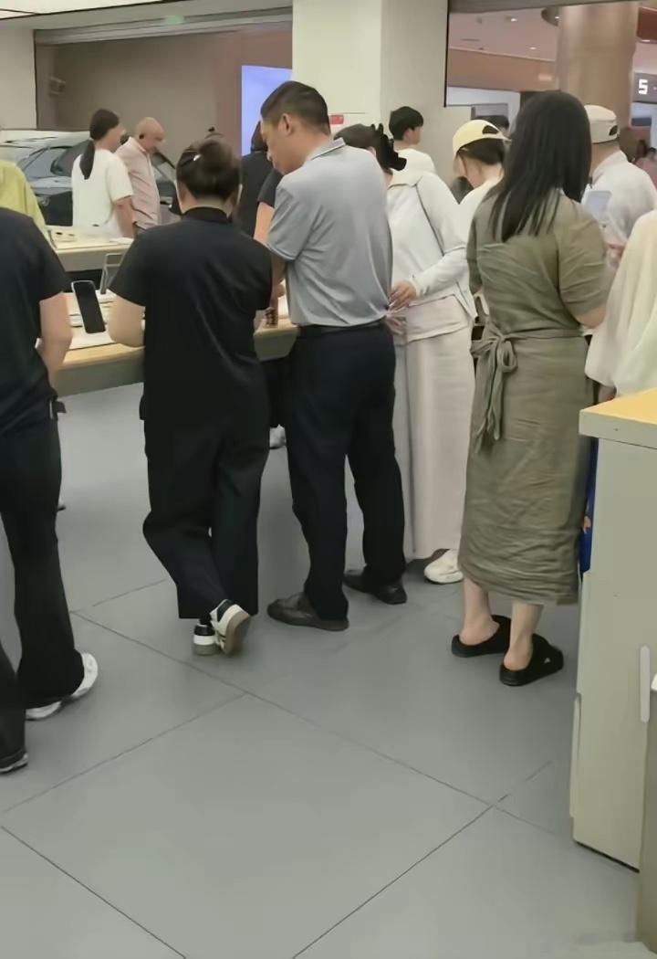 华为手机店真是发财了！这不，在6月9日高考结束后，各地的华为手机店都人满为患了，