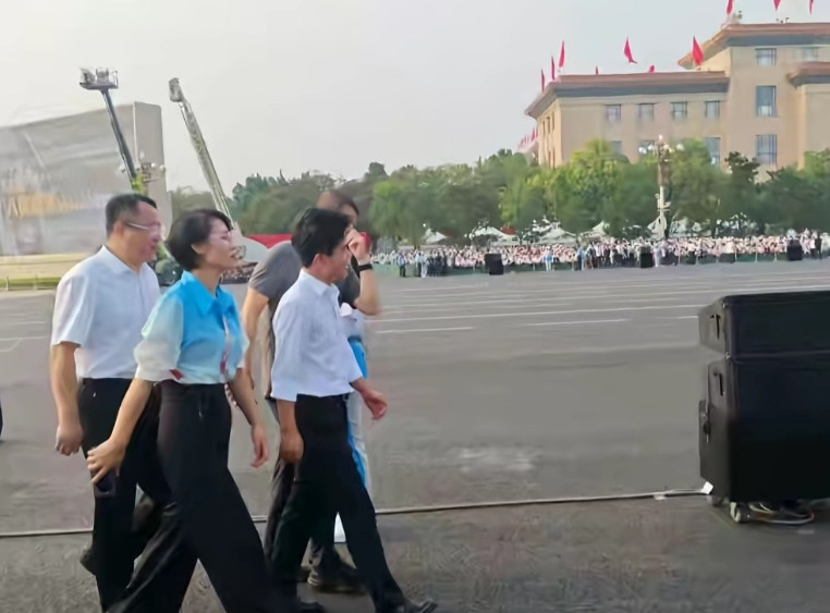 白衣青年是谁？神采飞扬，帅气逼人！长发女子又是谁？优雅美丽，气质迷人！原来是