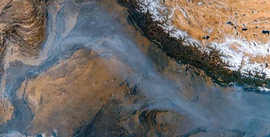 中国人都应该感谢喜马拉雅山的庇护。最近印度上演了一场新德里大逃亡，不是战争也不是