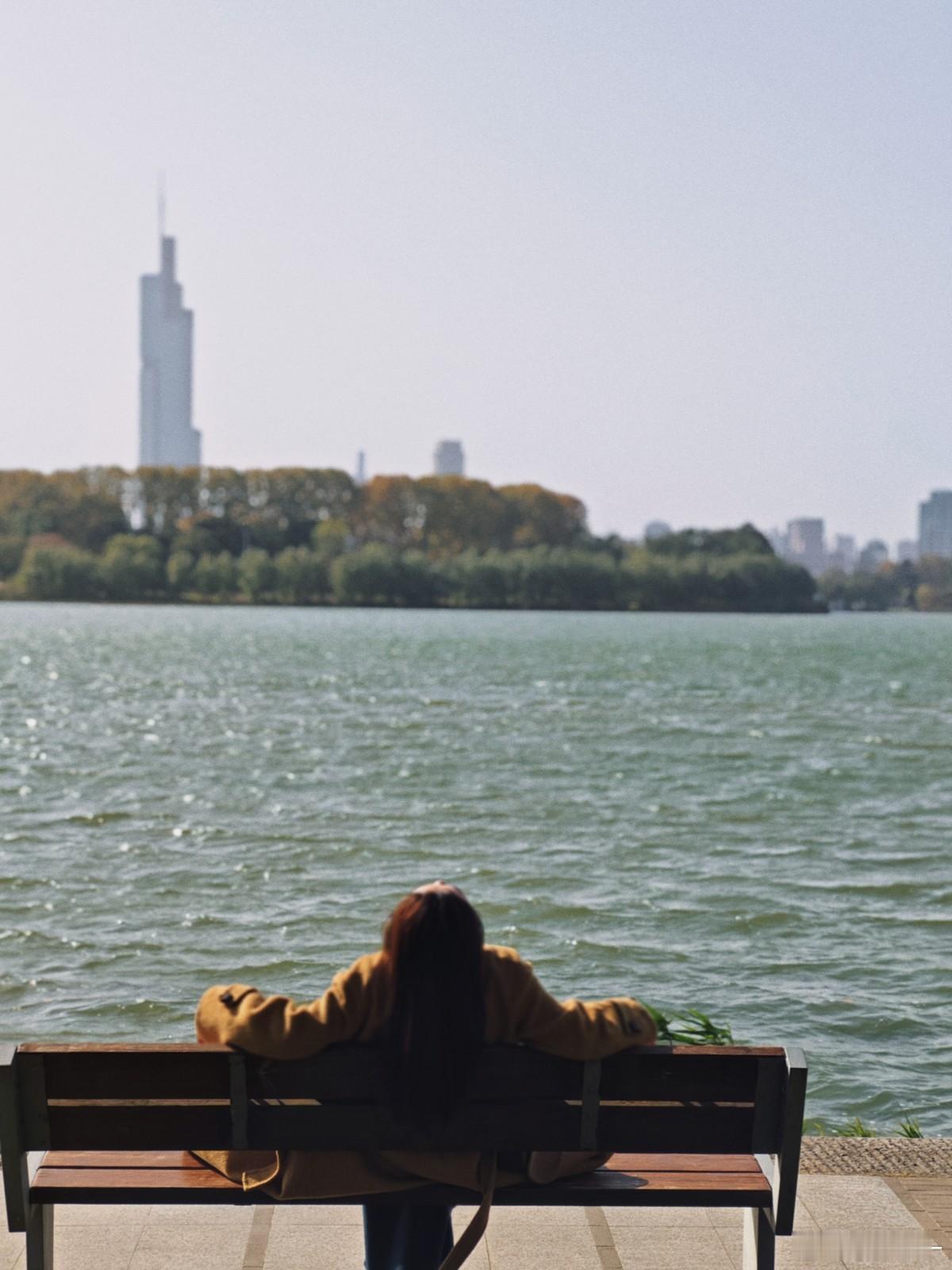 没有爱可以做夫妻,但是没有爱一定做不了情人,心上人没有家,枕边人没有爱。一个是真