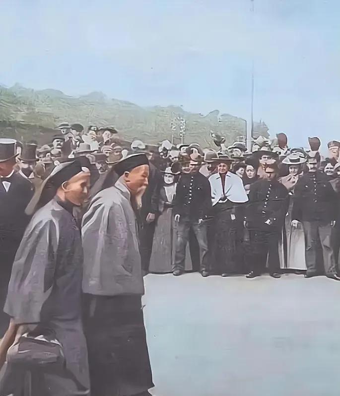 1896年8月纽约，李鸿章访美被围观，回头率百分之二百。他头顶花翎大帽，身着标