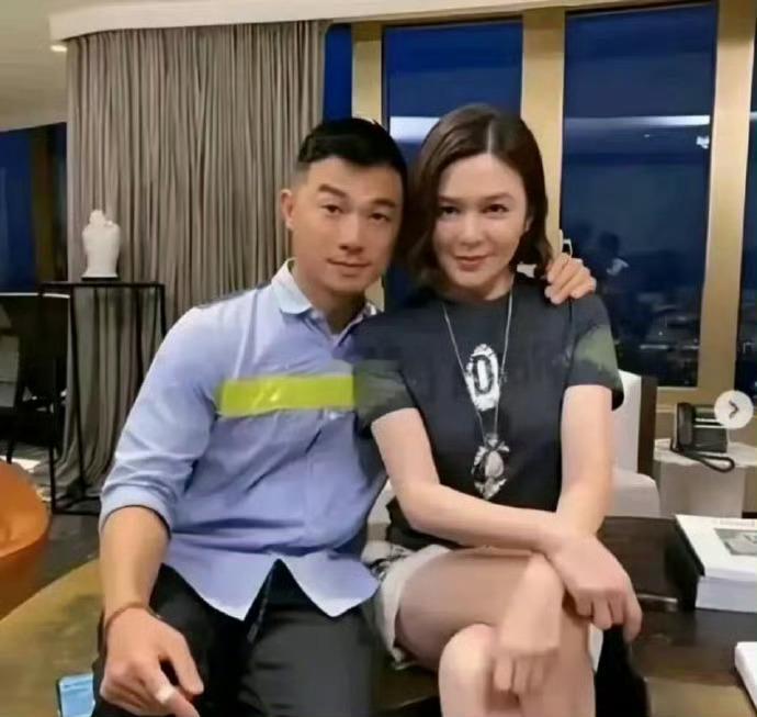 这是关之琳的模特男友，小伙子27岁，关之琳62岁，两人相差35岁。