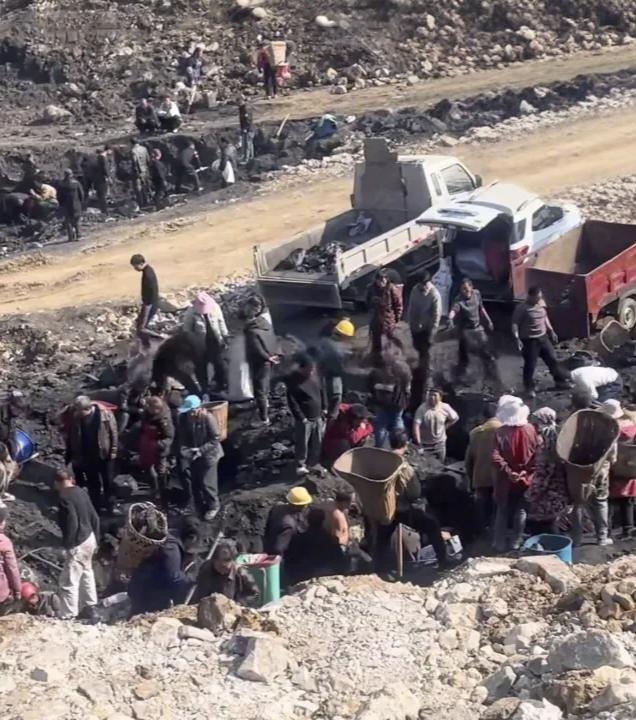 近日，贵州大方县东关乡的一场道路施工，意外挖出地下煤层，引发周边村民围观，部分村