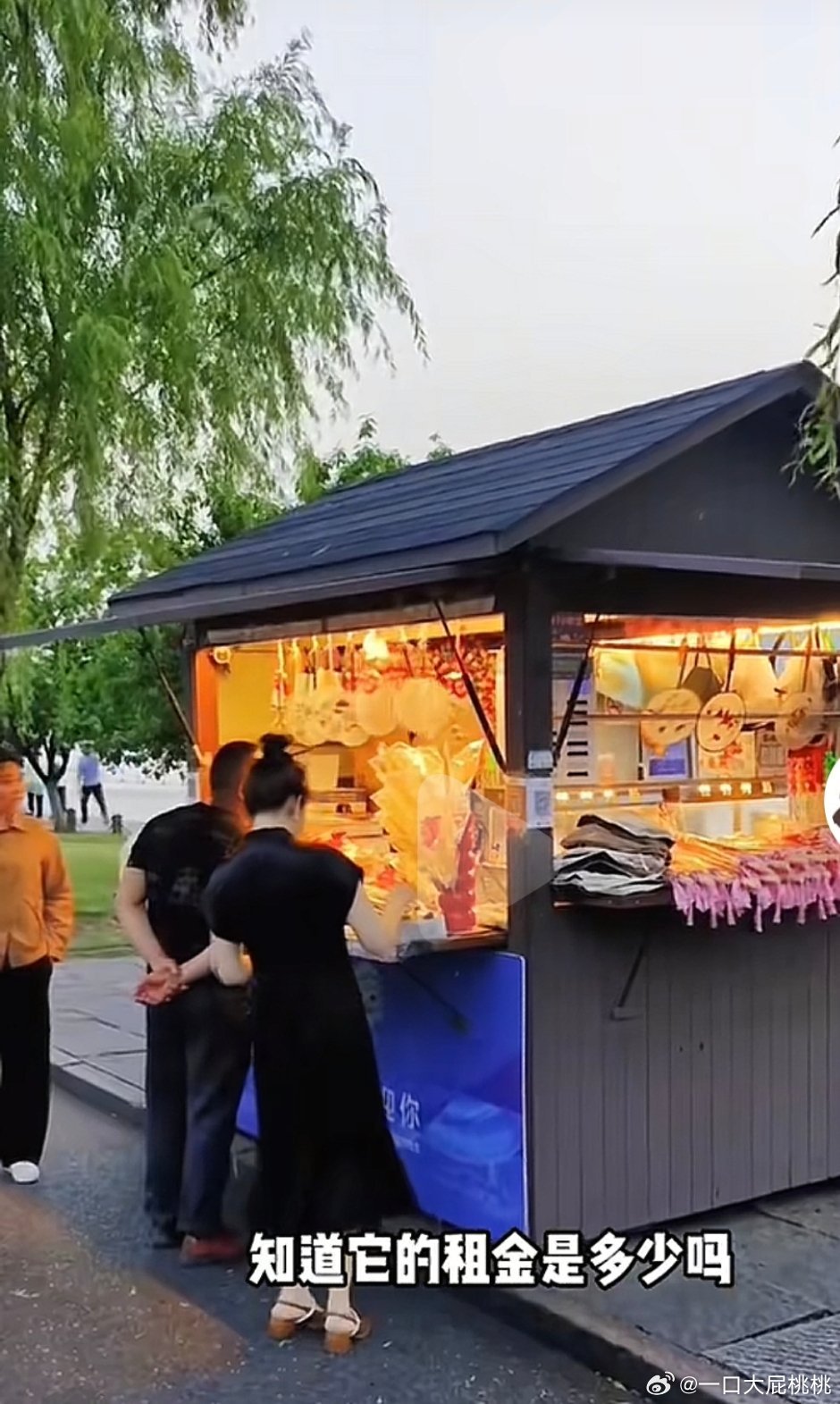 杭州西湖边这个商亭年租金240w而且规定只能卖饮料矿泉水之类的小东西，就这还很