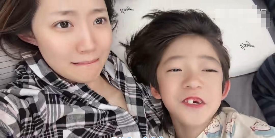 万千惠儿子：妈妈，我想要个弟弟。万千惠：你已经有阿布和太阳弟弟了（两只狗狗的名