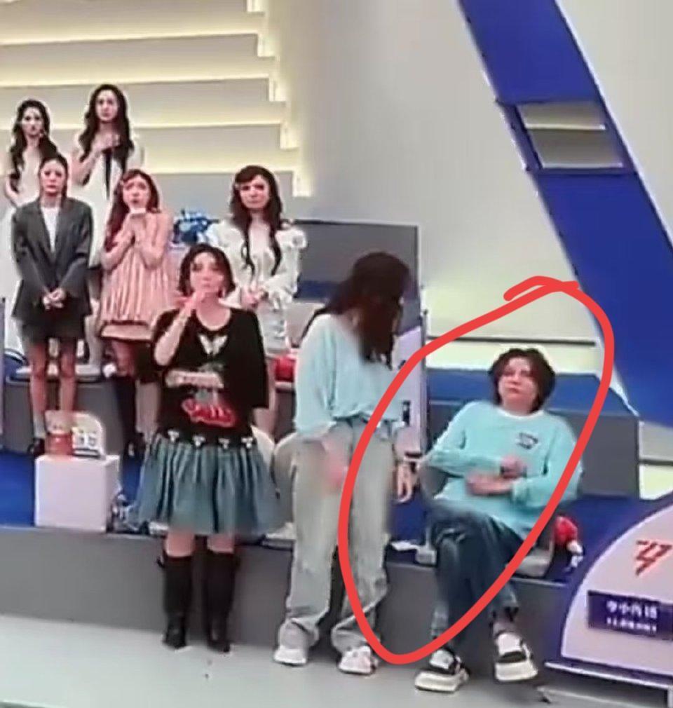 王濛果然真性情好怕她被骂[捂脸哭]王濛在《乘风2026》一公淘汰环节因赛制不