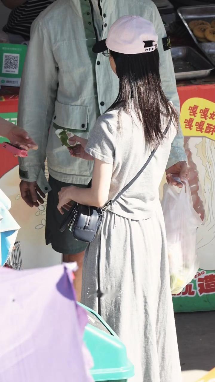 陈都灵在东北早市吃美了这个嘟嘟已完美融入东北生活✔️