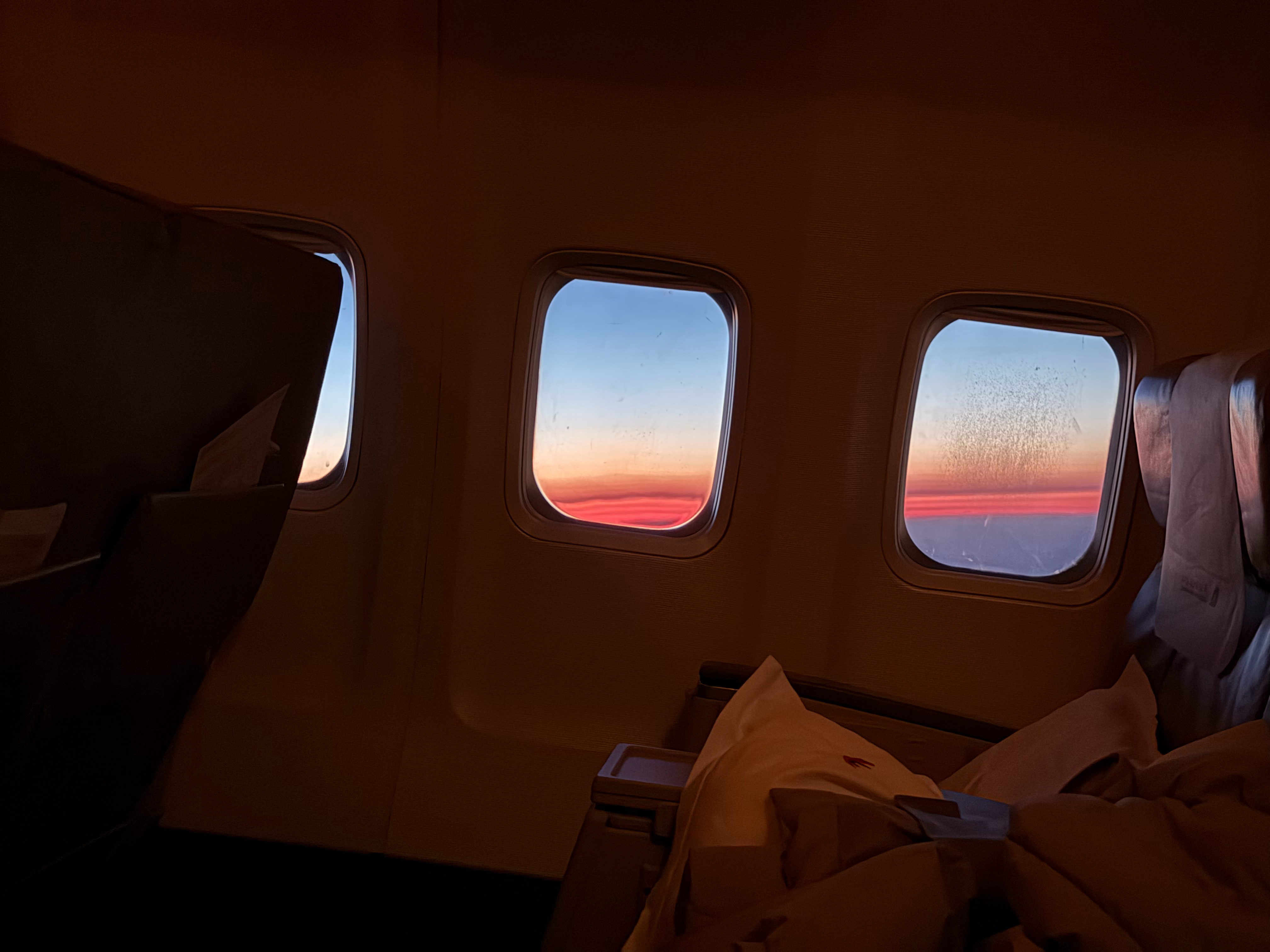 两段航程被空姐一路投喂，喝到了奈雪给东航订做的特饮，还给我们塞了两大包让我们回去