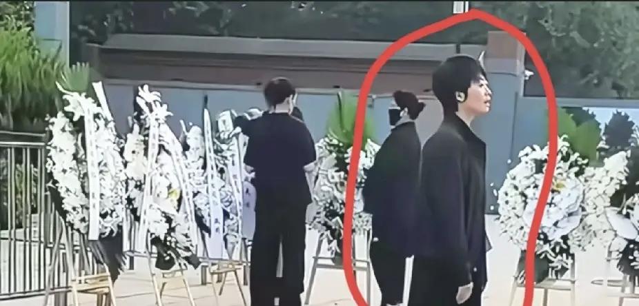 王尔晴亲自监督妈妈葬礼山的花圈怎么摆放，真的让人觉得女儿也可以操持白事，女儿操持