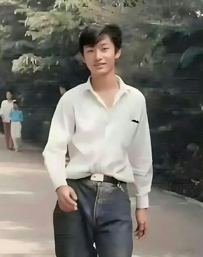 万万没想到，黄晓明颜值当年在班里竟然是天花板级别的存在​​​