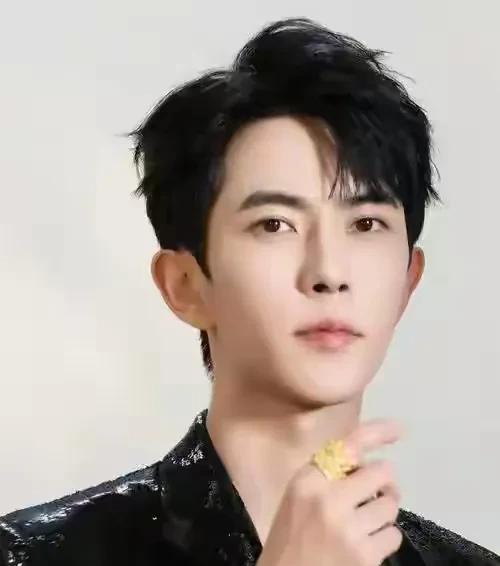9月11日，网上疯传37岁的男明星于朦胧在北京坠楼身亡，话题直接冲上热搜第一。有