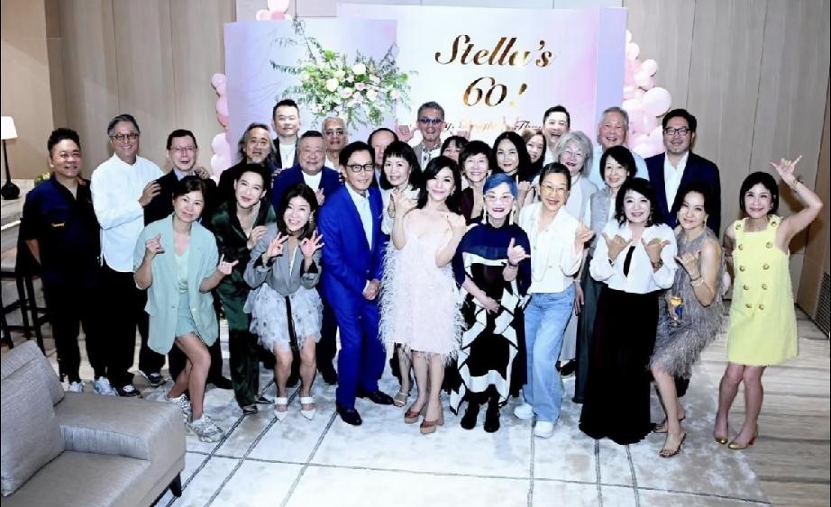 近日，庾澄庆携妻子张嘉欣参加张清芳的60岁生日会，庾澄庆65岁了，打扮像三四十岁