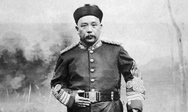 袁世凯能得到慈禧的信任,就是砸钱给慈禧身边的太监。每次觐见时身上会带数十张十两到