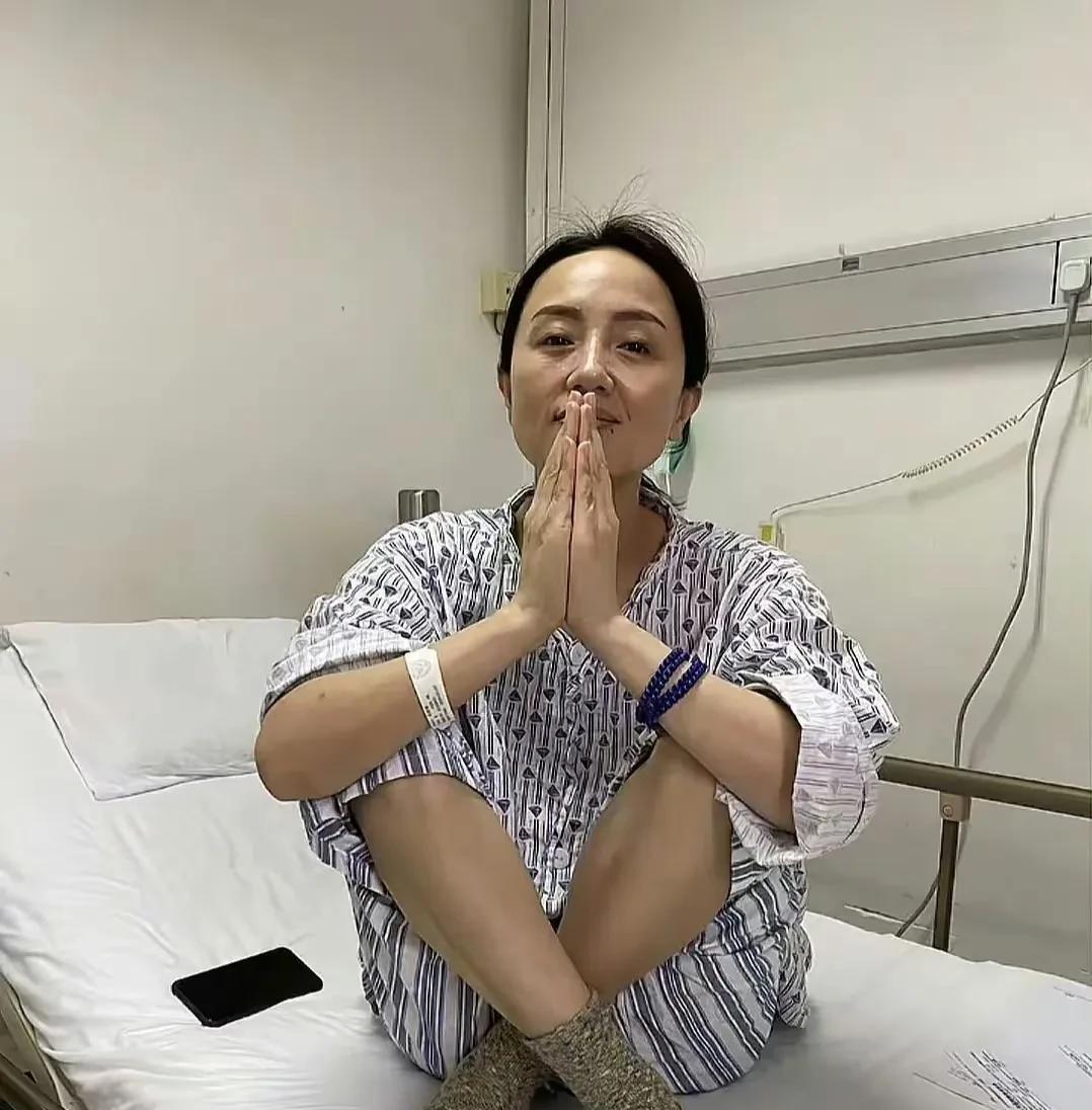 朱媛媛离开后，友人才将她的病房照曝光！照片中她虽然穿着病号服，但是精神状态很好
