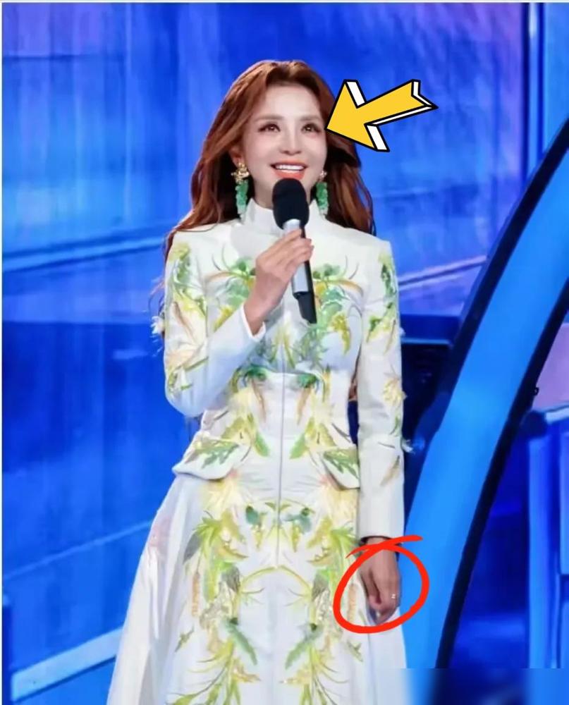 今晚央视跨年，朱迅一出来，还没来得及夸她52岁保养得像少女，就被那双眼睛劝退了。