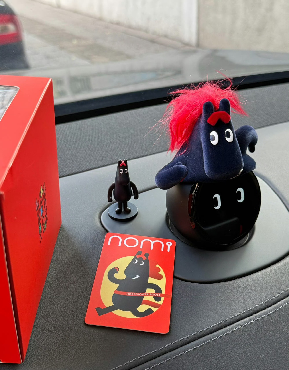 收到个蔚来NIOLife的NOMI帽子。我以为就是个普通的装饰。...