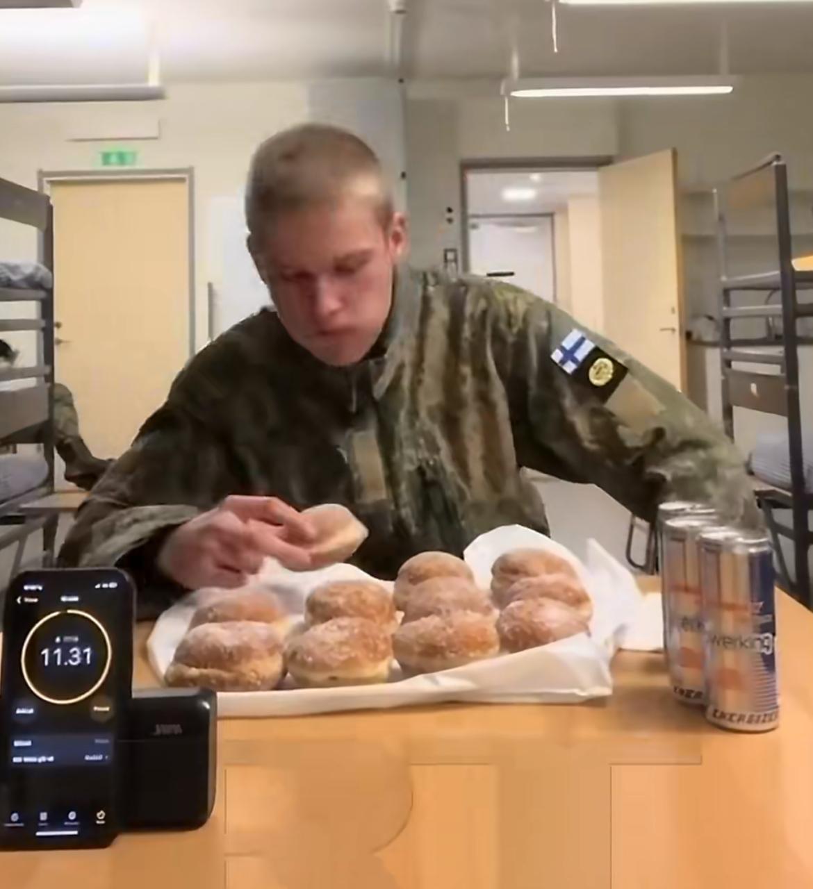 芬兰军人用中文直播做吃播，挑战12分钟吃12个甜甜圈，吃了10个后彻底吃不下了，