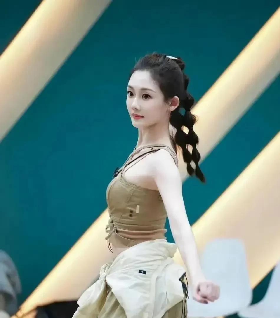 苗苗梳葫芦头后，看着真显嫩，三孩妈妈状态真好！
