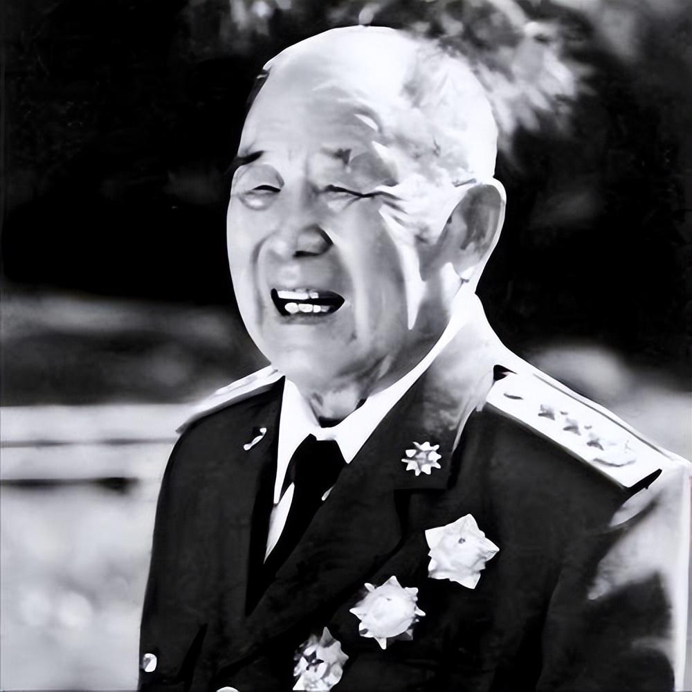 1974年的一天，纪登奎与李先念秘密找到李德生谈话，表示：按规矩，我们的