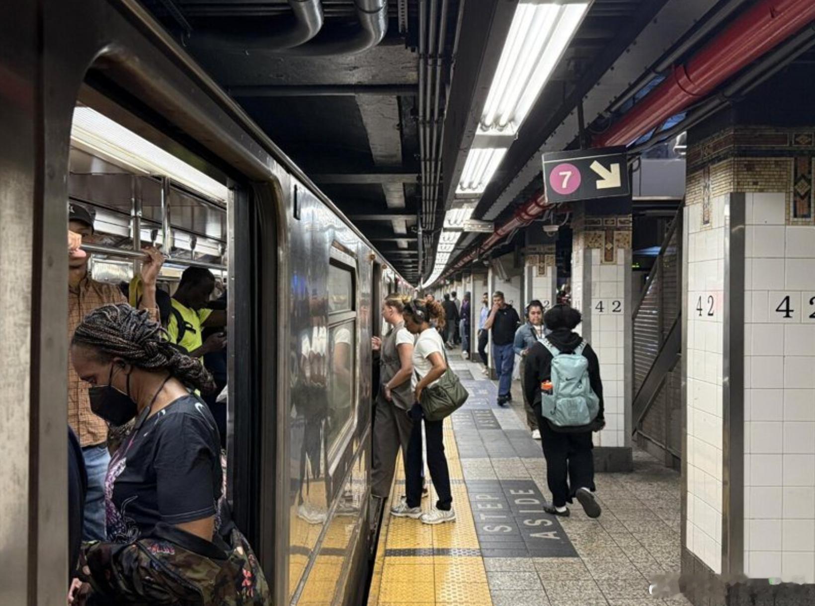 纽约曼哈顿大中央车站发生持刀袭击：3人受伤嫌犯被警方击毙海外新鲜事美国纽约市