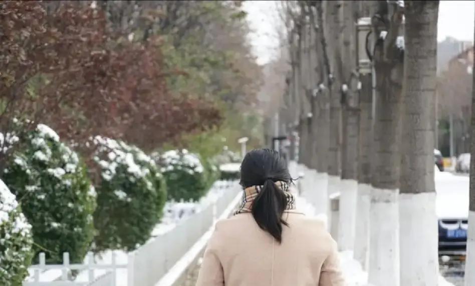 50岁不洗头，第7天头皮没痒没屑帽子一扣，油头白发全藏住。有人半月洗一次，