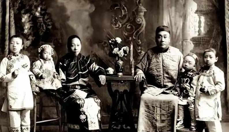 1900年，太原城，毓贤摆下“鸿门宴”，把46个洋教士连家眷忽悠出来，全给咔嚓了