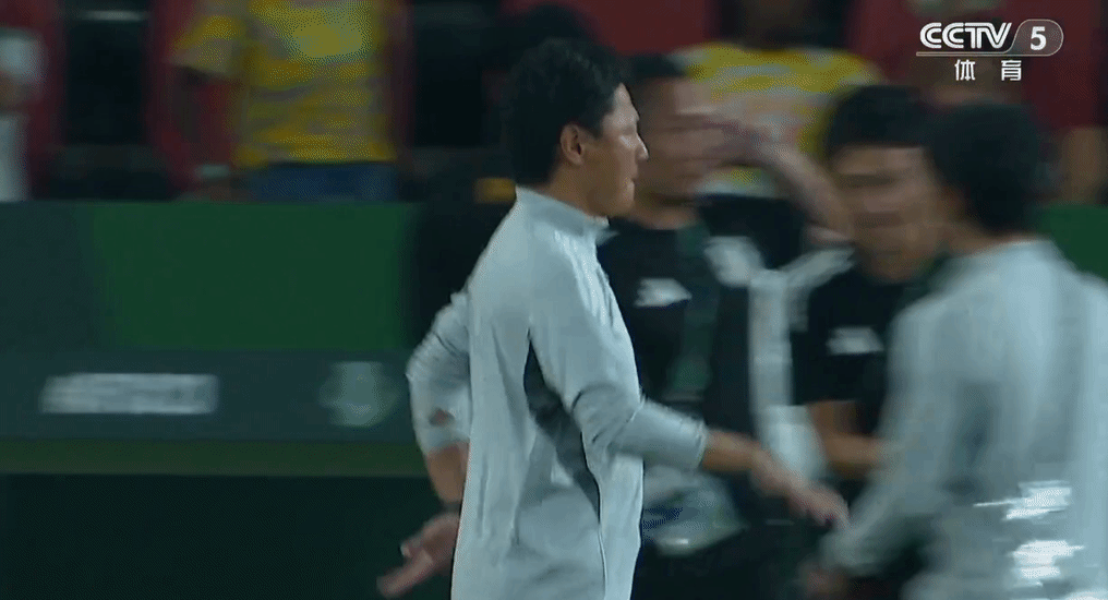 日本U23主帅祝贺中国队夺亚军，安东尼奥祝贺日本卫冕冠军。比赛一结束，日本