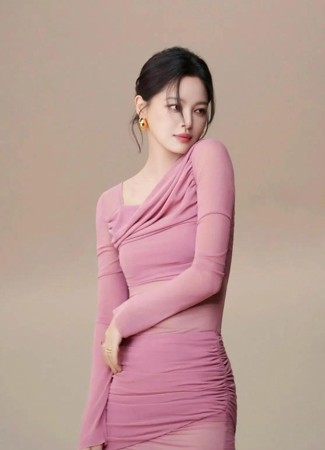 辛芷蕾粉裙穿搭封神！这嫩妹感普通人学了也能美到犯规辛芷蕾这身粉裙也太绝了吧