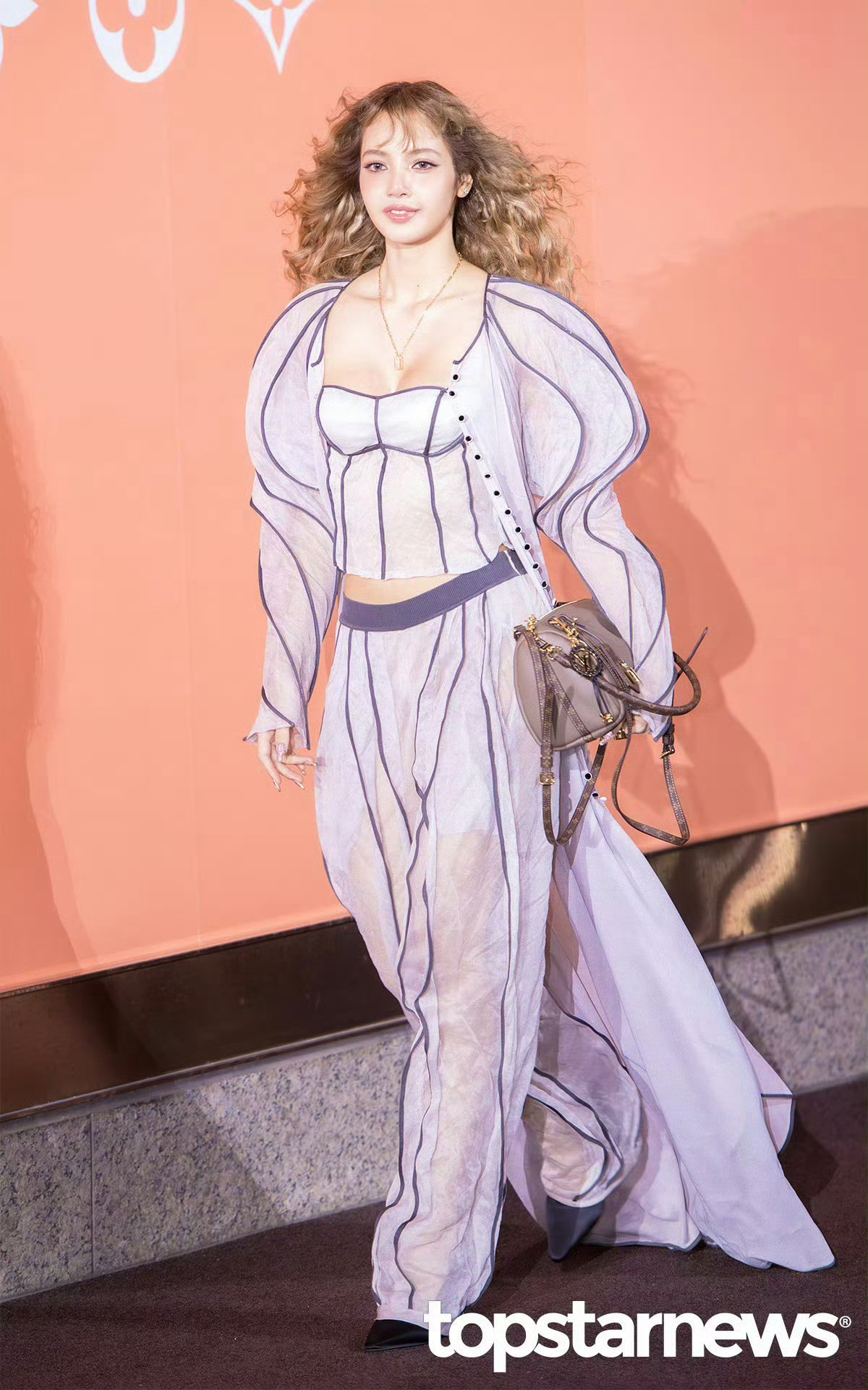 Lisa羊毛卷造型亮相LV活动Lisa这个造型，这个状态无敌了