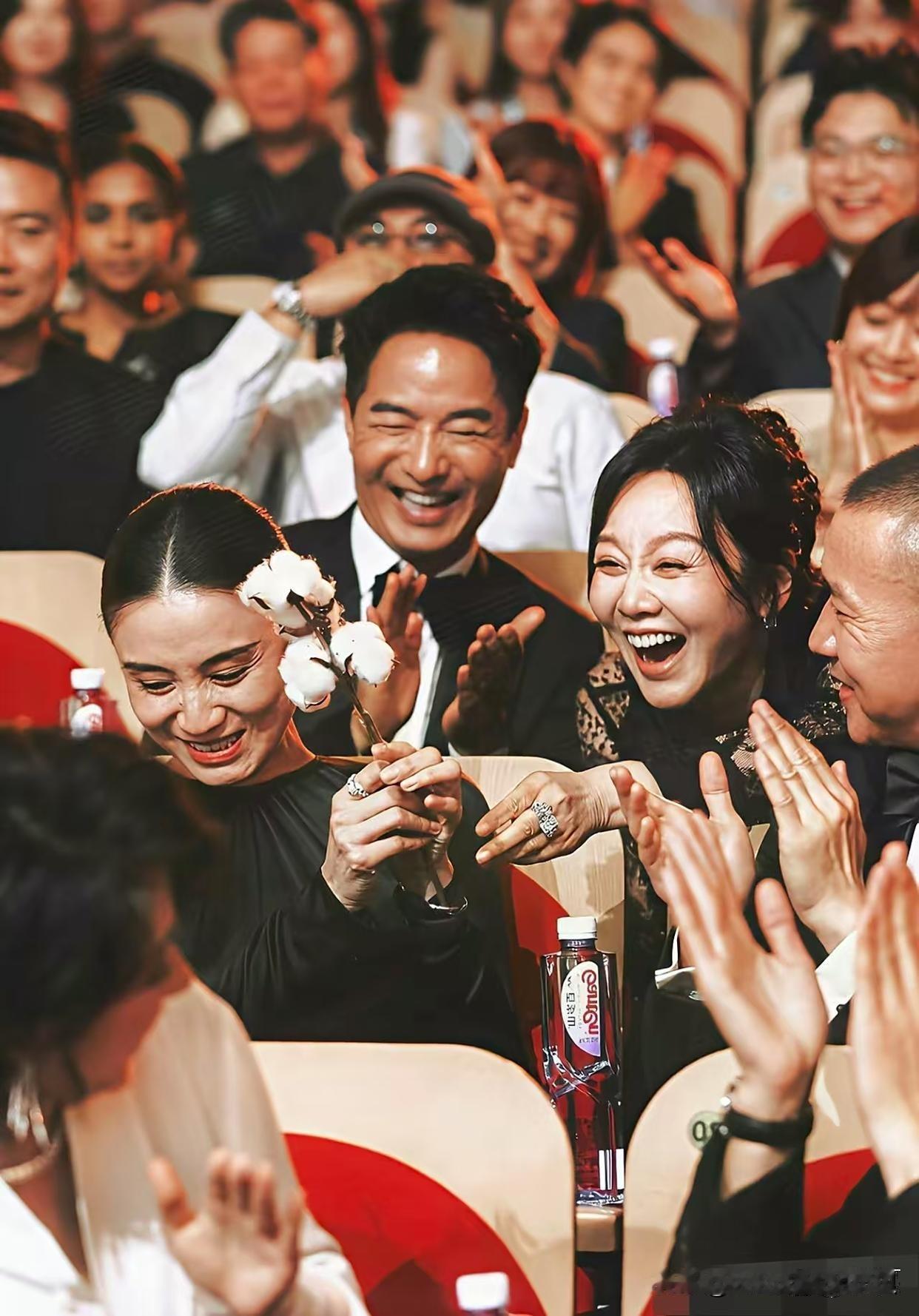 宋佳应该也想不通，为什么上半年白玉兰拿视后时，全网夸她实至名归。到了金鸡奖，