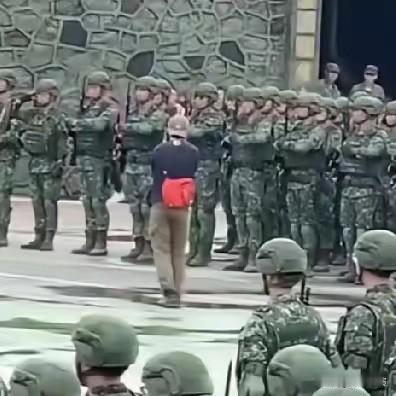 曾经几十万大军，外部势力干涉，军队所剩无人，现在国民党在台湾地区名义上还有军队，