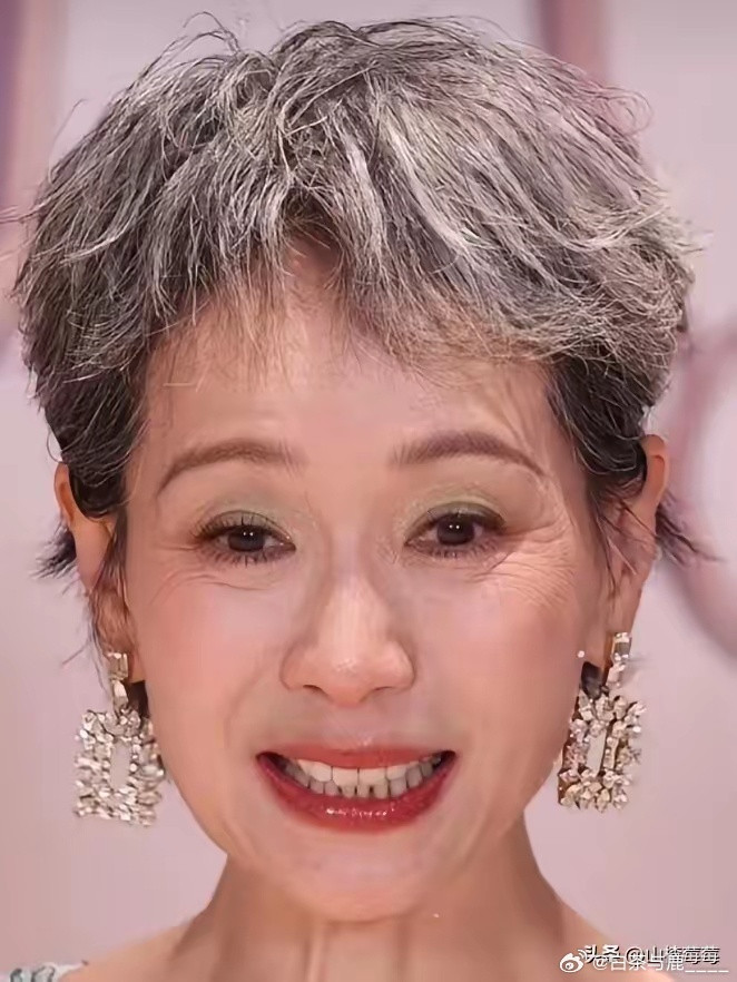 以前我并不是很喜欢叶童，​她许仙滤镜有点大，老是端着。​这次看她和张泉灵聊天才发