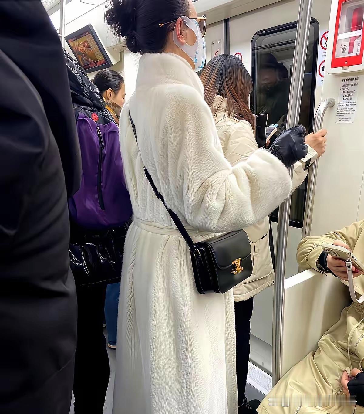 这大姨的白色貂皮大衣把整个车厢都给提高档次了。[比心][比心][比心][比心]