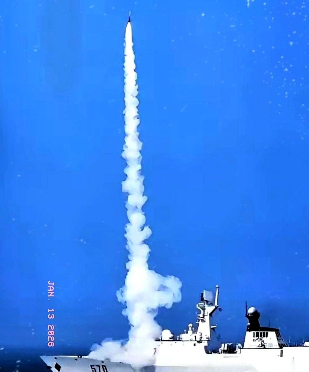 巴基斯坦那艘054AP护卫舰，舰身猛地一震，一枚导弹垂直冲了出去。这东西叫“猎